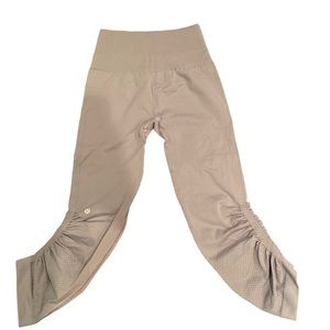 Gray capri lulu lemon pants ! 🐭🐭